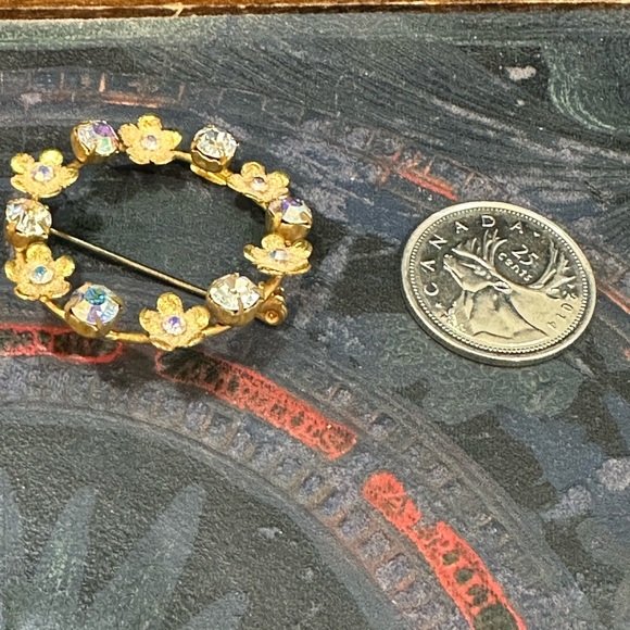 VINTAGE, sparkly Austrian crystal gold/brass tone floral circular brooch - Picture 6 of 10